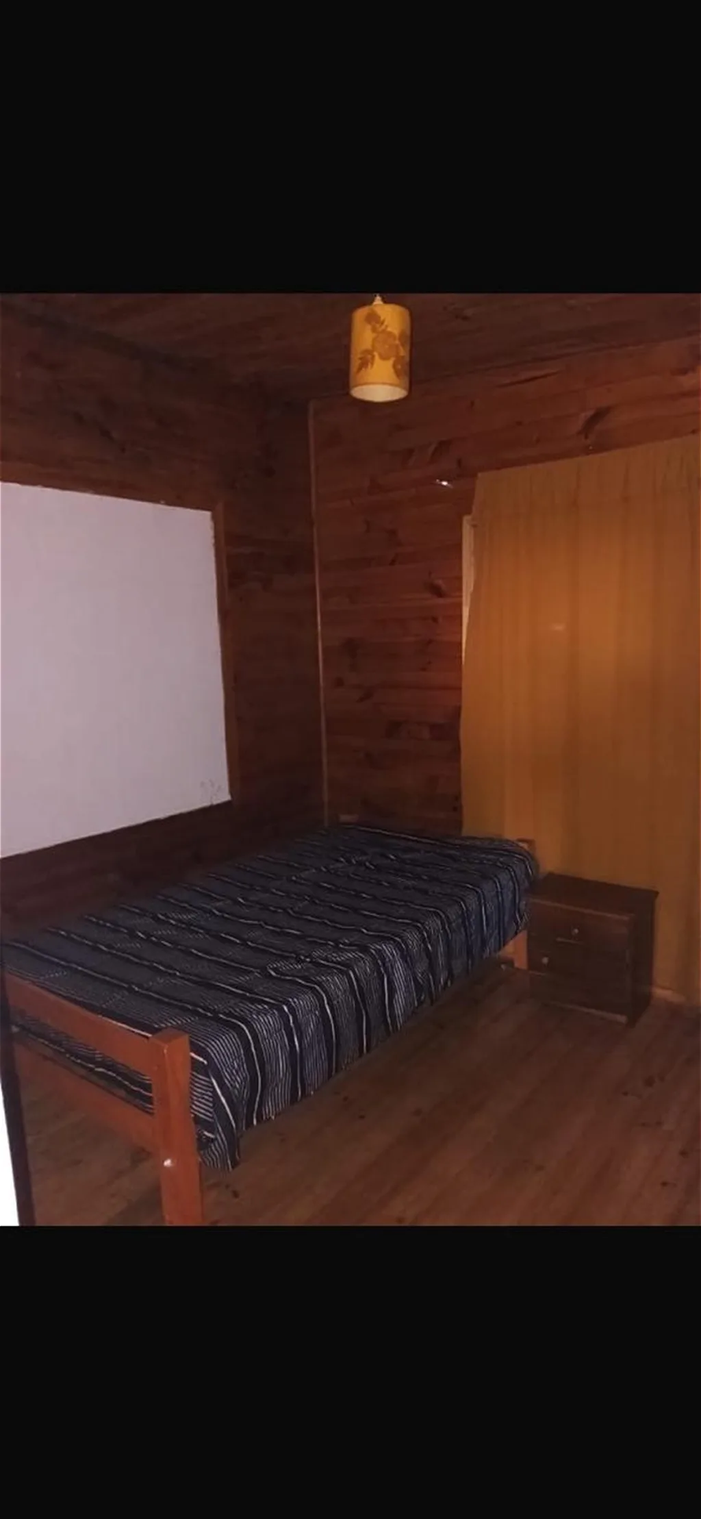 Comedor de la propiedad — mesa de madera