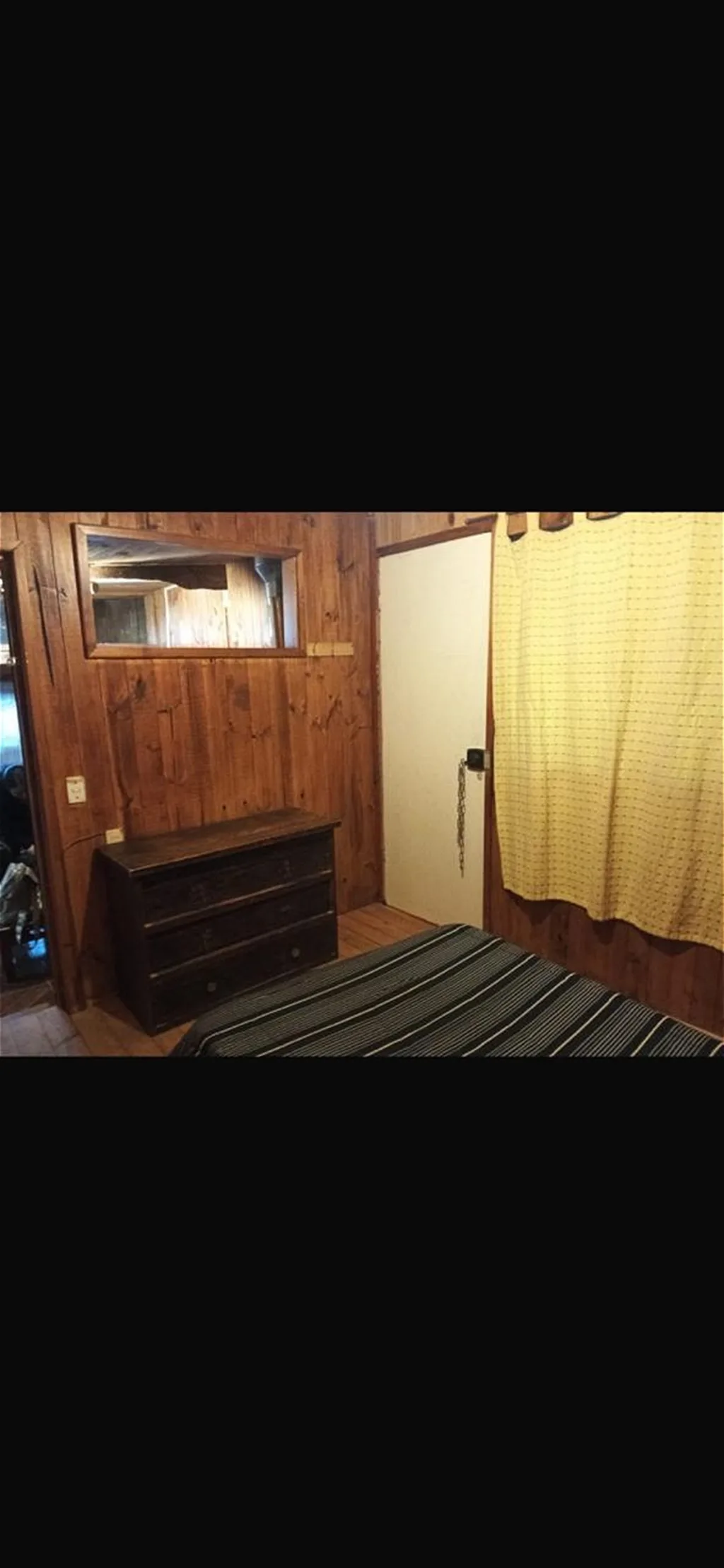 Interior de la propiedad — escalera de madera